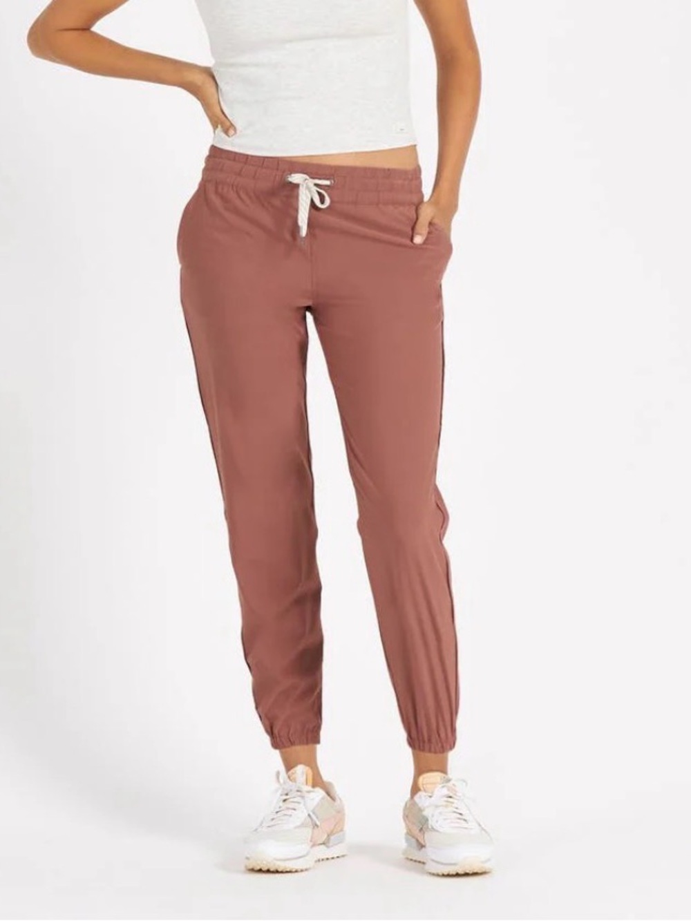 Vuori Women's Weekend Jogger w Drawstring (Terracotta color)